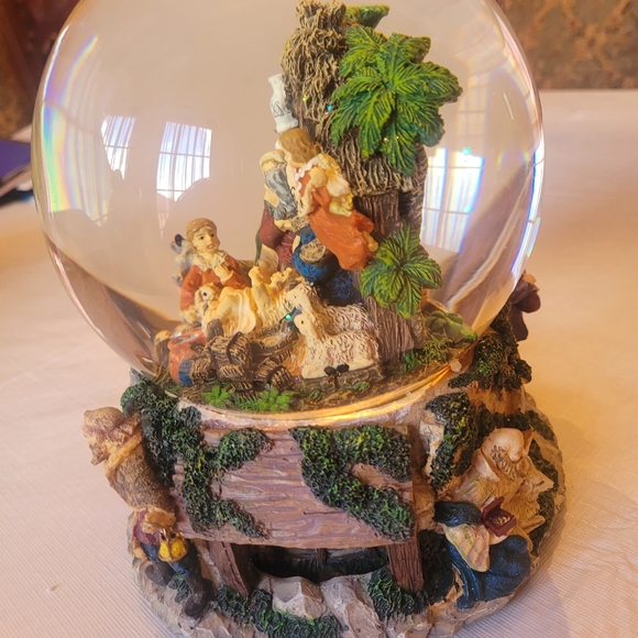 Musical water Globe - Picture 2 of 4